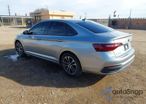 2022 Volkswagen Jetta 1.5T Sport z USA, uszkodzony, nr VIN 3VWBM7BU8NM034582